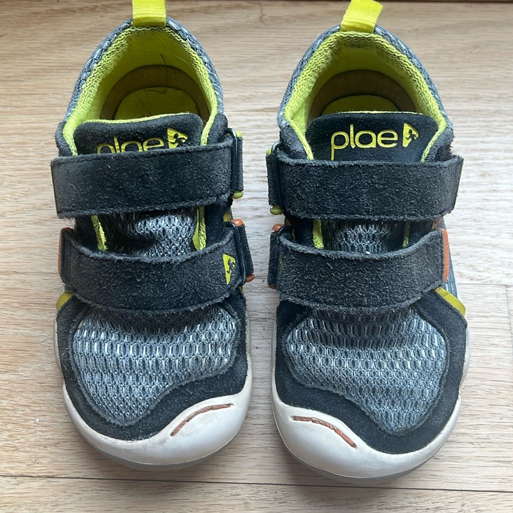 Plae Toddler sz 9 minimal wear shoes. Flexible sole.